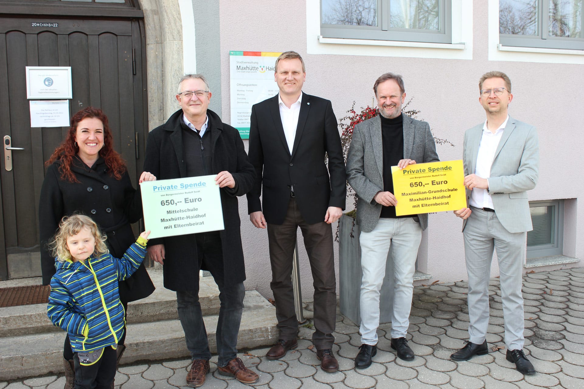 Bürgermeister Rudolf Seidl von Maxhütte-Haidhof spendet an die Schulen