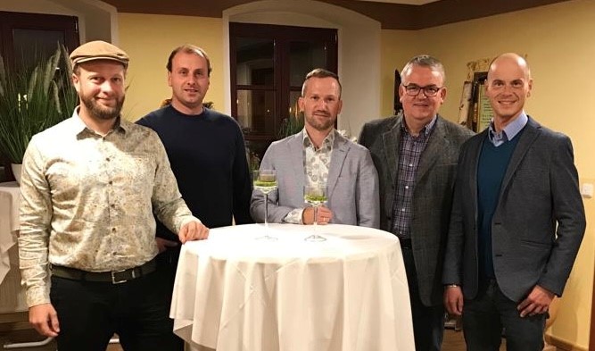 Neuer Vorstand Wirtschaftsjunioren Schwandorf mit IHK Geschäftsstellenleiter Markus Huber 